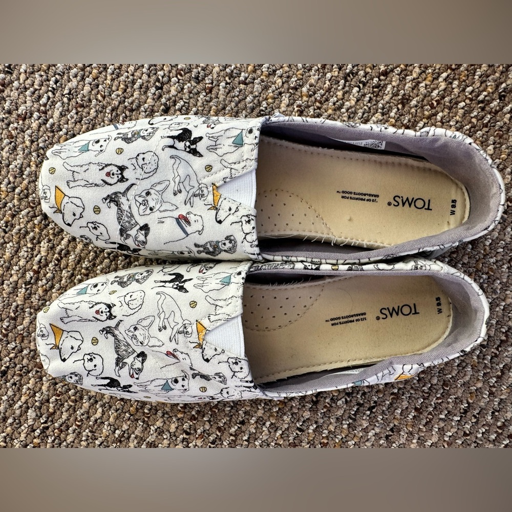 TOMS White and Gray Dog Alpargatas